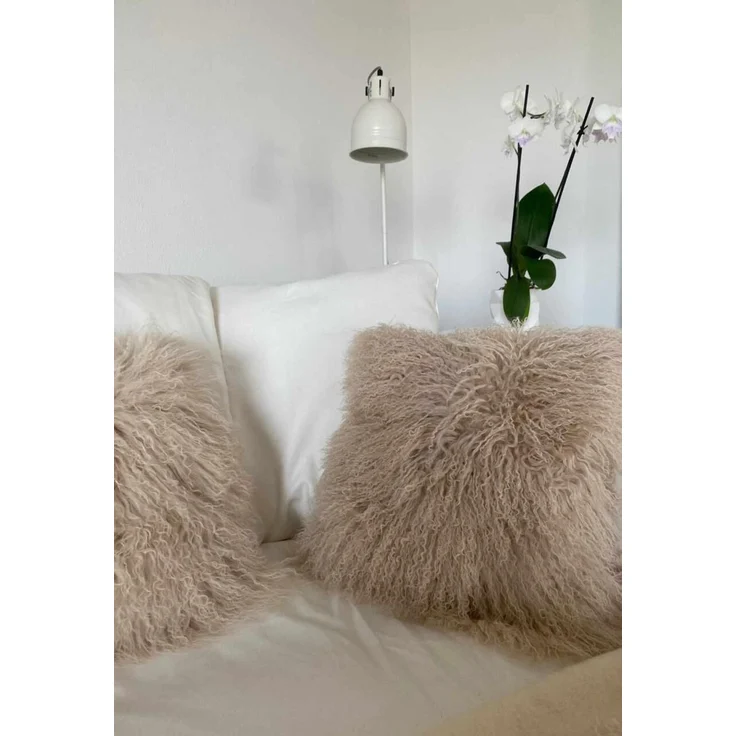 Lammfellkissen - TIBET BEIGE mit Inlett – Bild 3