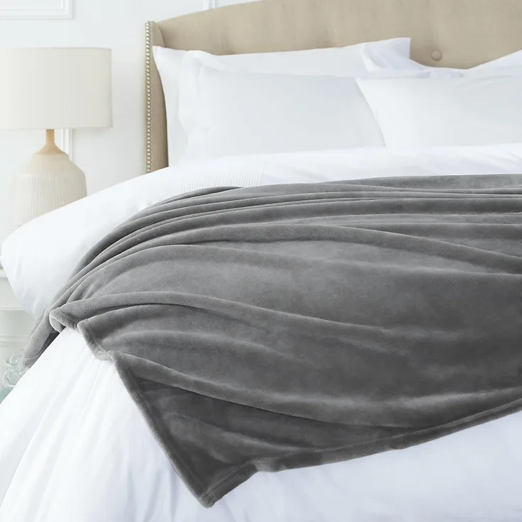 Amazon Basics - Kuscheldecke, aus samtweichem Plüsch - 229 x 274cm - Grau
