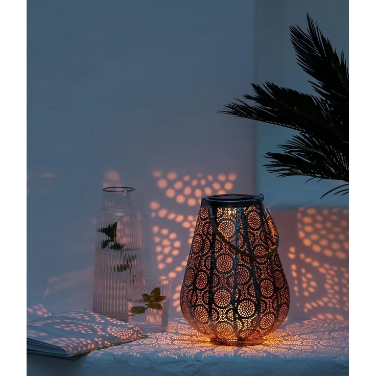 Dehner Solar-Laterne Scala, Ø 20 cm, Höhe 25 cm, Metall/Kunststoff, Lichtfarbe warmweiß, grau/silber – Bild 7