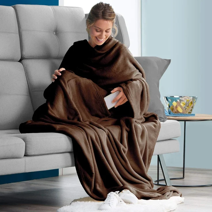 CelinaTex TV-Decke mit Ärmeln und Fußtasche Flauschige Kuscheldecke 150x180 cm dunkel braun Mikrofaser Fleece Soft Oeko-TEX – Bild 6