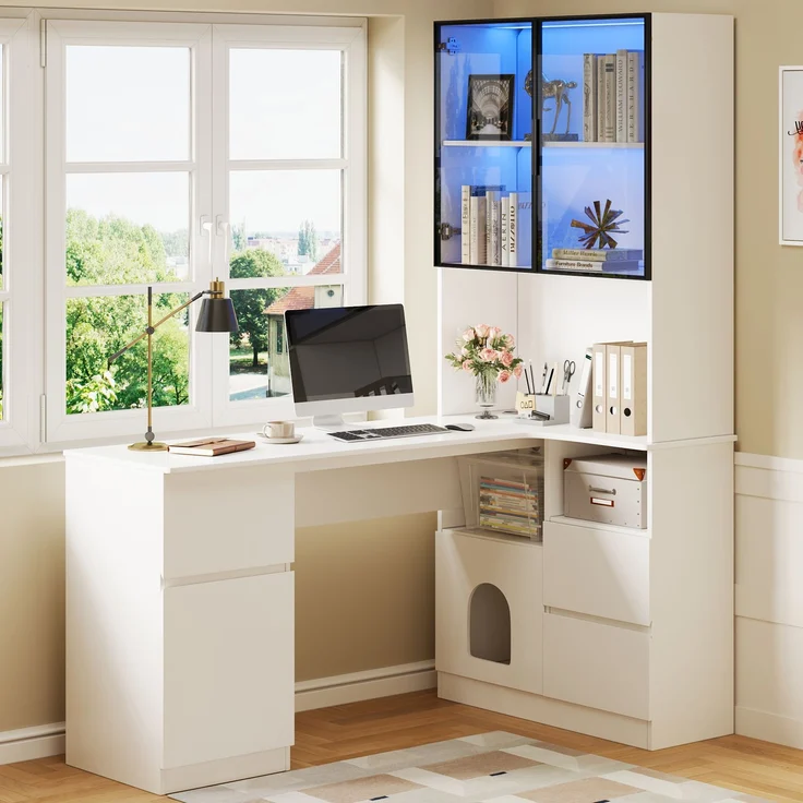 ZUBALIYA Eckschreibtisch mit Regal und LED-Vitrinenschrank 120×80×180 cm – Schreibtisch mit Kabeldurchlass, 3 Schubladen, 2 Türen, offenen Fächern,Ein Eckschreibtisch mit eingebautem Bücherregal ,Weiß – Bild 1