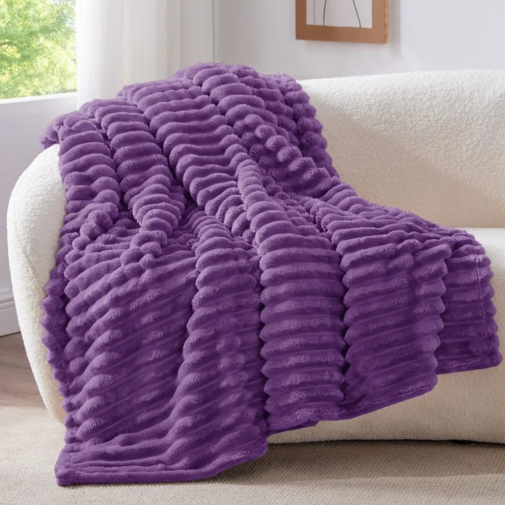 BEDELITE Kuscheldecke Flauschig Decke Klein - weiche Flanell Decken Lila 125x150 für Sofa, Deko Streifen Cord Fleecedecke als Sofaüberwurf für Wohnzimmer, Throw Blanket Wide Use
