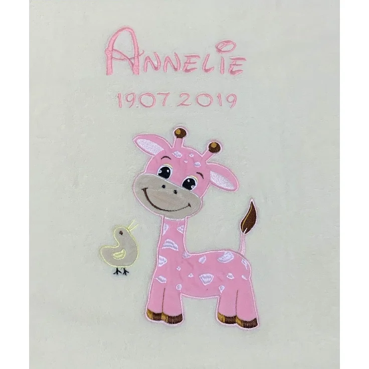KIDDI-MEDIA Babydecke mit Name und Geburtsdatum Bestickt/kuschelig weich / 1A Qualität (Beige - Giraffe Rosa)