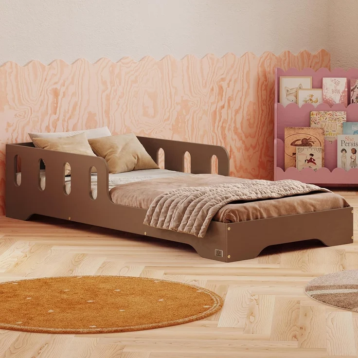 smartwood Kinderbett 120x200 cm in Braun - Montessori Bodenbett mit Rausfallschutz & Lattenrost - Aus handbemaltem Sperrholz - Sicher für Jungen und Mädchen - Einfache Montage - TILA 6 – Bild 1