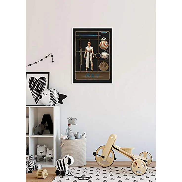 Komar Wandbild Star Wars Toy Rey, Kunstdruck 40 x 50 cm, gerahmt, für Kinder- und Jugendzimmer, fotorealistischer Druck, hochwertiges Fotopapier, Made in Germany – Bild 3