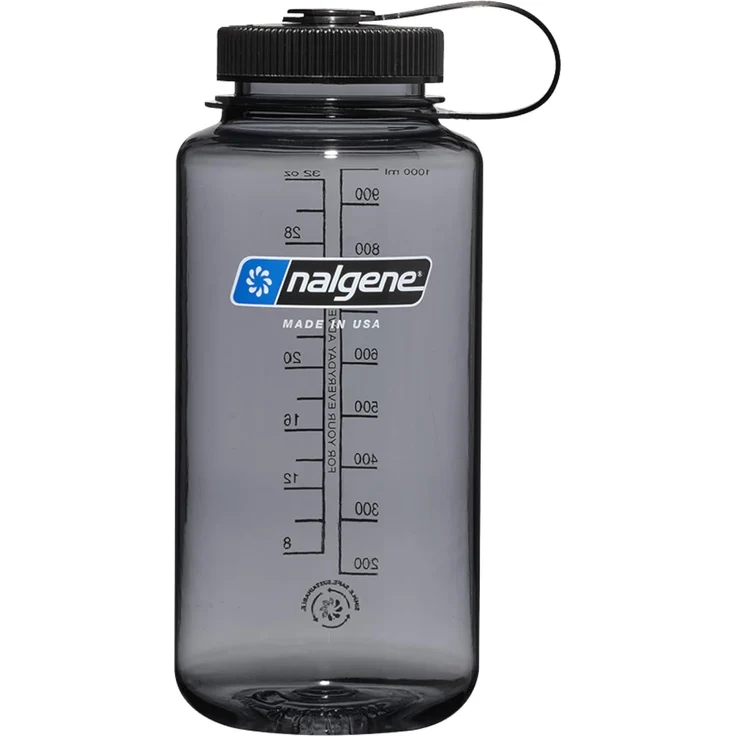 Nalgene Sustain Tritan BPA-freie Wasserflasche aus 50% Plastikabfällen, 900 ml, breite Öffnung, grau mit schwarzem Deckel