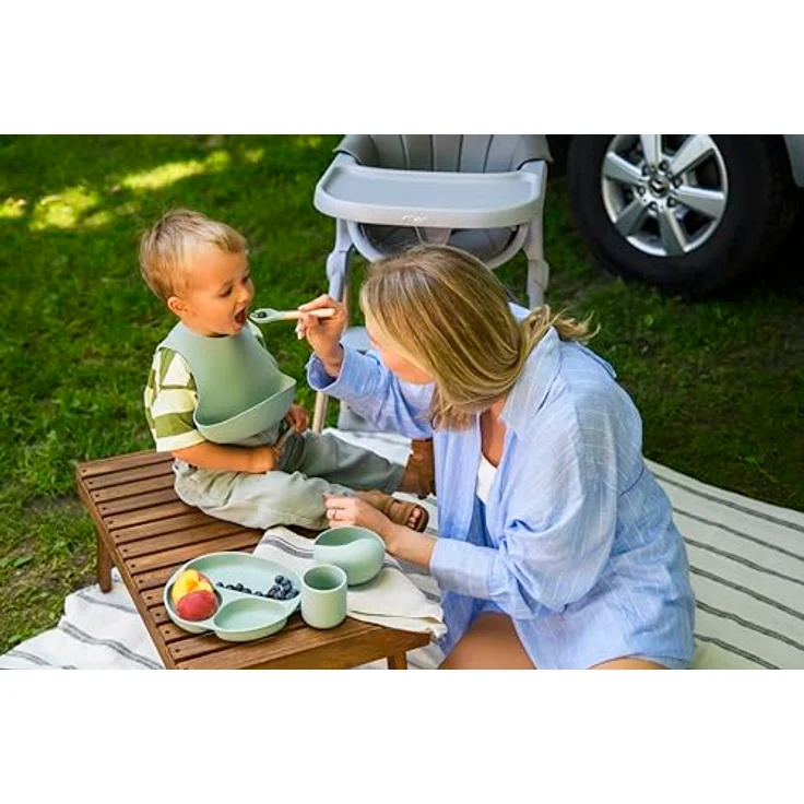 MoMi Kindergeschirr mit Essbesteck AMI, 6-teiliges Set: Lätzchen, Löffel, Gabel, Teller, Schüssel 360 ml, Becher 180 ml, aus Silikon, spülmaschinenfest und mikrowellengeeignet – Bild 2