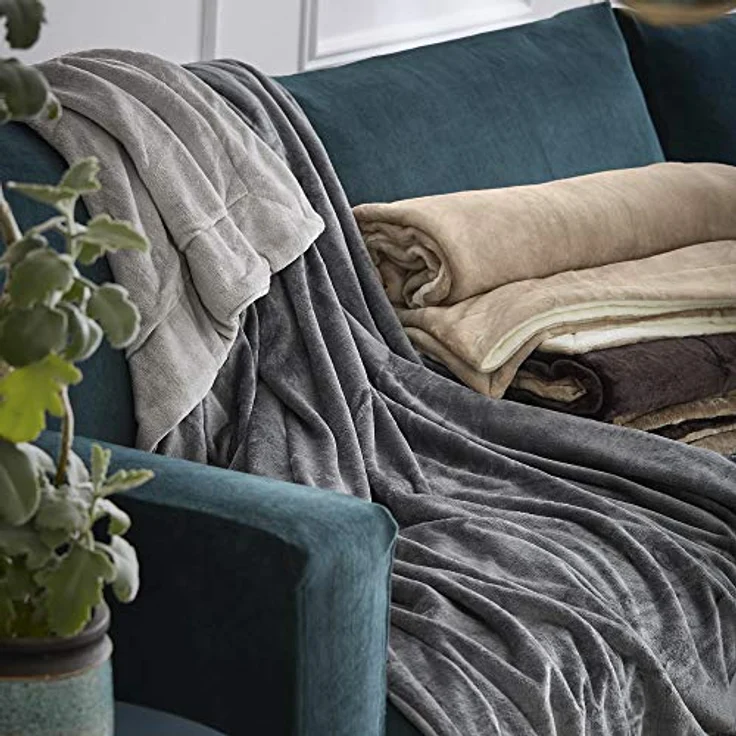 s. Oliver zweifarbige Kuscheldecke 150x200 cm - doppellagige Dicke Wendedecke grau hellgrau, leicht glänzende Flanell Decke super weicher Griff und angenehm warm – Bild 8