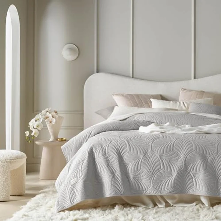 ROOM99 Feel Elegante Tagesdecke in Hellgrau 170x210 cm Vielseitige Wohndecke als Bettüberwurf oder Sofaüberwurf Überwurfdecke für Bett und Sofa Steppdecke Stil Ideal als Bedspread Velvet Samt – Bild 5