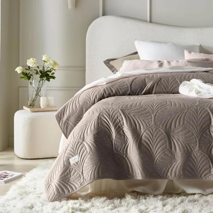 ROOM99 Feel Elegante Tagesdecke in Braun 170x210 cm Vielseitige Wohndecke als Bettüberwurf oder Sofaüberwurf Überwurfdecke für Bett und Sofa Steppdecke Stil Ideal als Bedspread Velvet Samt – Bild 3