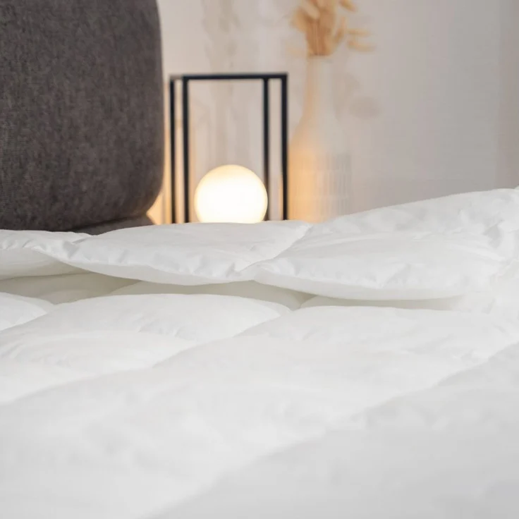 KÜNSEMÜLLER Microfaserbettdecke Exclusiv, Füllung: 100% Polyester (Sensofill), Bezug: 100% Baumwolle, Daunen-Feeling durch modernste Fasertechnologie – Bild 3