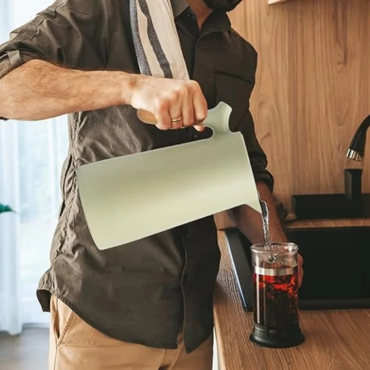 KVOTA Isolierkanne 1L Thermoskanne Glaskolbe Olive Holzgriff 1-Click Öffnung, 1 l – Bild 7