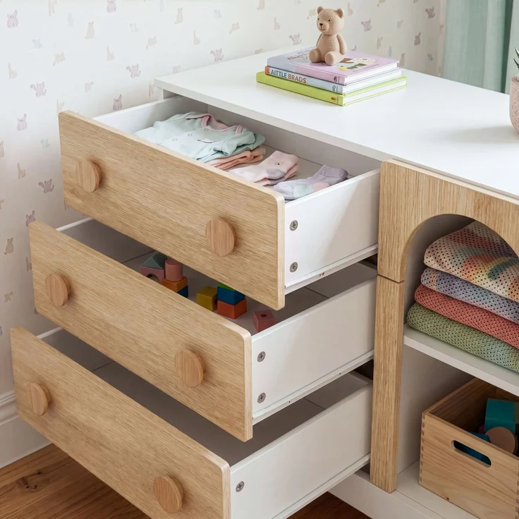 Kinderkommode Vaarentaa 3 Schubladen 2 Fächer Weiß/Eicheoptik [en. casa] – Bild 5