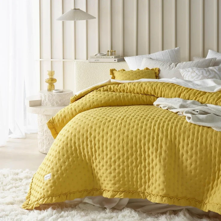 ROOM99 Molly Elegante Tagesdecke in Senf 240x260 cm Vielseitige Wohndecke als Bettüberwurf oder Sofaüberwurf Überwurfdecke für Bett und Sofa Steppdecke Stil Ideal als Bedspread – Bild 1