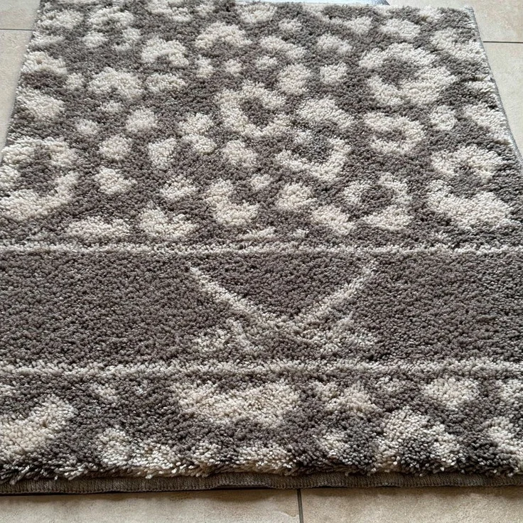 Sansibar Sylt Badematte Badteppich „Leo“ stilvoller Badvorleger mit Leopardenmuster, Höhe 20 mm, rutschhemmend beschichtet, weich, Sansibar-Logo, für Fußbodenheizung geeignet, schnell trocknend, pflegeleicht, Polyester, hoher Komfort durch weichen Flor... – Bild 1