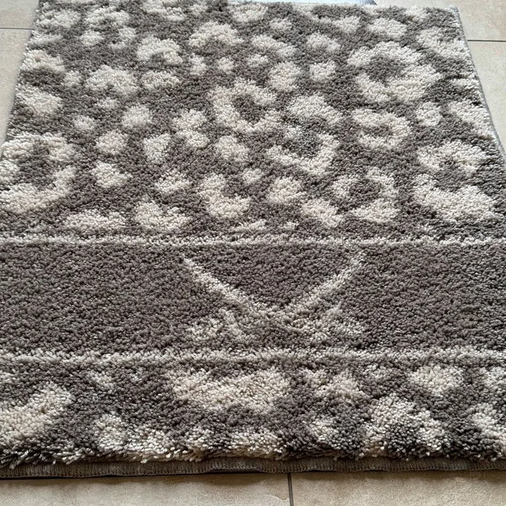 Sansibar Sylt Badematte Badteppich „Leo“ stilvoller Badvorleger mit Leopardenmuster, Höhe 20 mm, rutschhemmend beschichtet, weich, Sansibar-Logo, für Fußbodenheizung geeignet, schnell trocknend, pflegeleicht, Polyester, hoher Komfort durch weichen Flor...