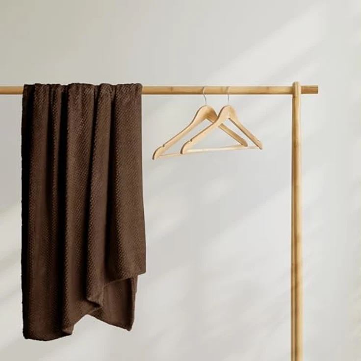 DecoKing Kuscheldecke 150x200 cm braun Decke Microfaser Wohndecke Tagesdecke Fleece weich sanft kuschelig skandinavischer Stil Schoko Henry – Bild 4