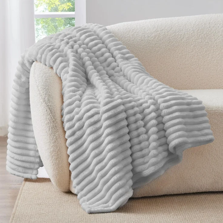 BEDELITE Kuscheldecke Flauschig Decke Klein - weiche Flanell Decken Hellgrau 125x150 für Sofa, Deko Streifen Cord Fleecedecke als Sofaüberwurf für Wohnzimmer, Throw Blanket Wide Use