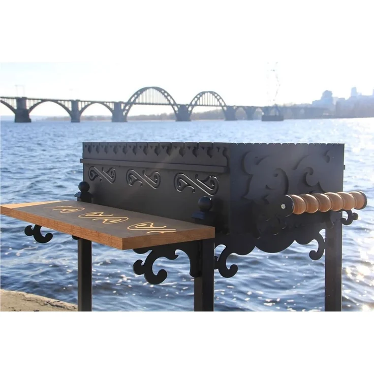 Mangal-Grill Vostichnij mit Eichenholzablage – in Schwarz – Bild 4