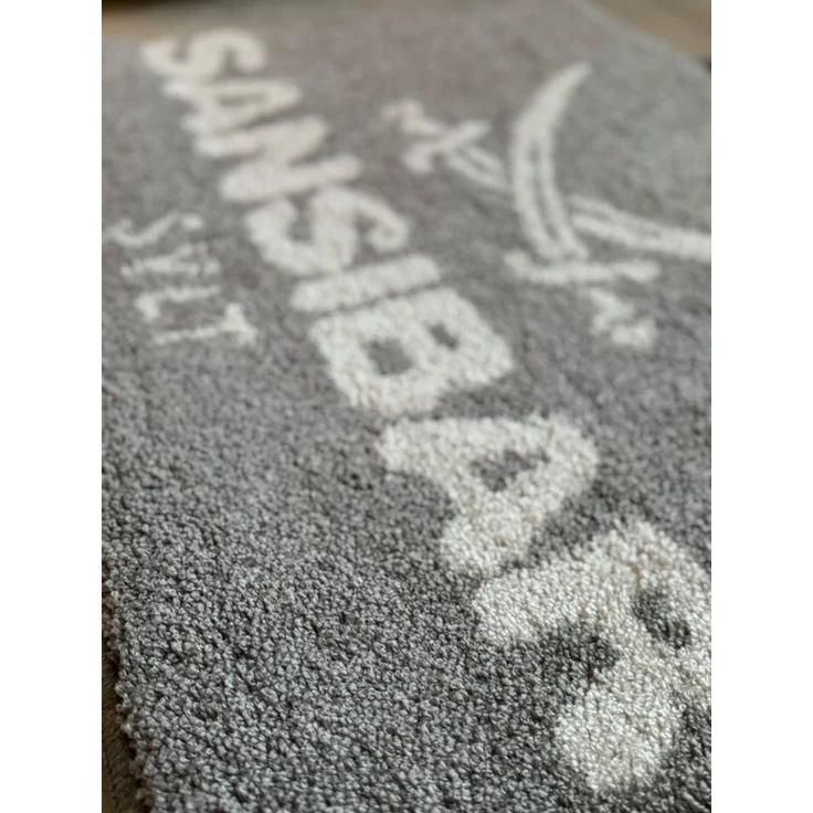 Sansibar Sylt Badematte Badematte »Sansibar, Höhe 20 mm, mit Sansibar Logo Schriftzug, rutschhemmend beschichtet, fußbodenheizungsgeeignet, strapazierfähig, schnell trocknend, Polyacryl, rechteckig, 55x65 cm, 60x100 cm, 70x120 cm – Bild 2