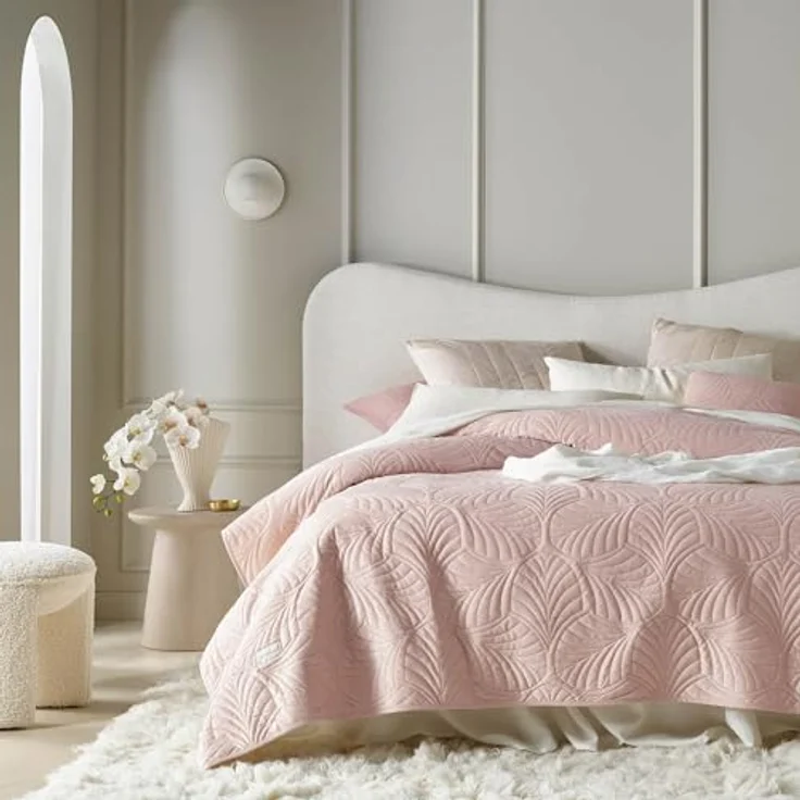 ROOM99 Feel Elegante Tagesdecke in Puderrosa 200x220 cm Vielseitige Wohndecke Bettüberwurf oder Sofaüberwurf Überwurfdecke für Bett und Sofa Steppdecke Stil Ideal als Bedspread Velvet Samt – Bild 7