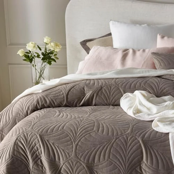 ROOM99 Feel Elegante Tagesdecke in Braun 170x210 cm Vielseitige Wohndecke als Bettüberwurf oder Sofaüberwurf Überwurfdecke für Bett und Sofa Steppdecke Stil Ideal als Bedspread Velvet Samt – Bild 6