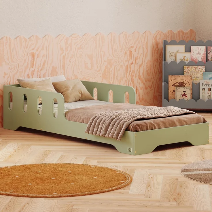 smartwood Kinderbett 120x200 cm in Grün - Montessori Bodenbett mit Rausfallschutz & Lattenrost - Aus handbemaltem Sperrholz - Sicher für Jungen und Mädchen - Einfache Montage - TILA 6 – Bild 1