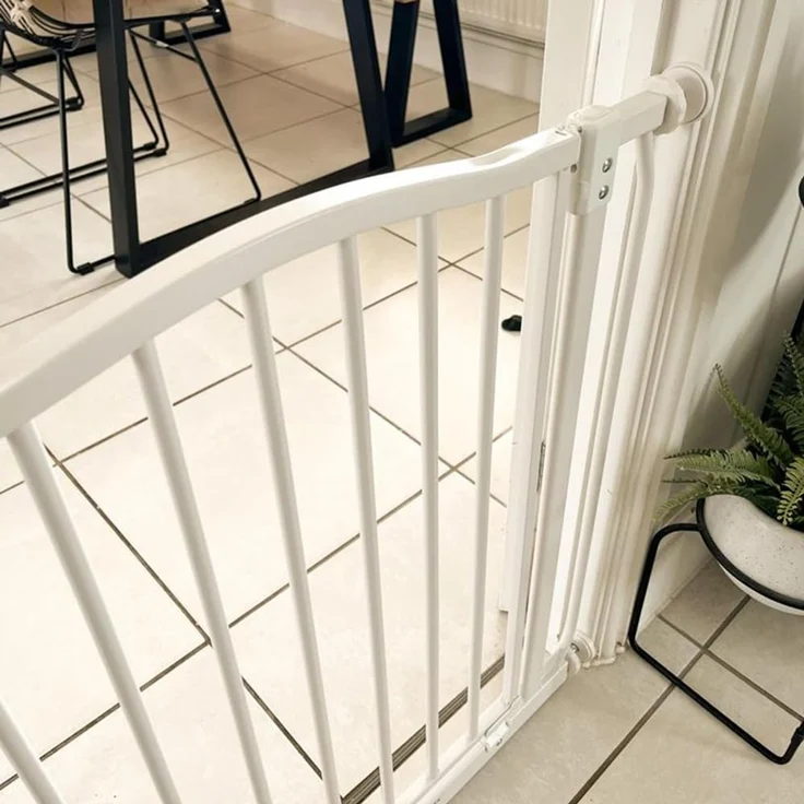 Safetots Extragroßes Treppenschutzgitter mit gebogenem oberen Teil, 71cm - 80cm, Mattweiß, Extra Hoch 100cm in der Höhe, Treppenschutzgitter mit Druckbefestigung, Babygitter für Türen – Bild 10