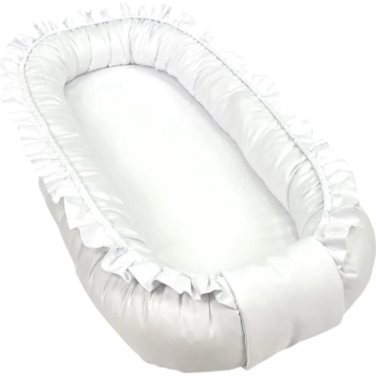 WIKLINOPOL Babynest Set für Neugeborene – Baby Nestchen 85x45 cm in Weiß mit Rüschen – Tragbares Babynest mit Matratze – Waschbares Baby Nestchen aus 100 % Baumwolle – Sicher für Zuhause & Reisen