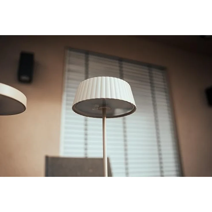 BOLD LED Solar-Tischleuchte (IP44, 2W/180lm 2700K, Tischlampe Kabellos, Warmweiß CRI 95, LED Touch-Schalter & Dimmer, Solar & USB-C Aufladung, 6 Stunden Nutzung) - Sand – Bild 3