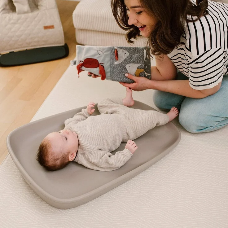 COIL Wickelauflage, Babypflegematte, Wickeltisch, Wickelunterlage, Wickelmulde, leichte Kommodenmatte, EVA-Schaum, Weich, wasserdicht, mit 11 cm hohem Rand, (Grau) – Bild 9