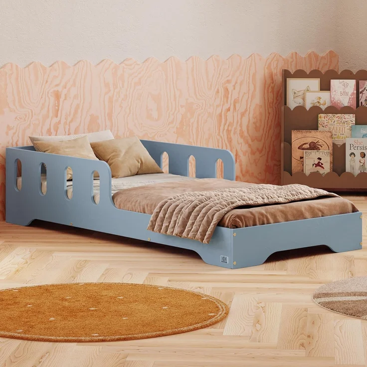 smartwood Kinderbett 140x200 cm in Blau - Montessori Bodenbett mit Rausfallschutz & Lattenrost - Aus handbemaltem Sperrholz - Sicher für Jungen und Mädchen - Einfache Montage - TILA 6