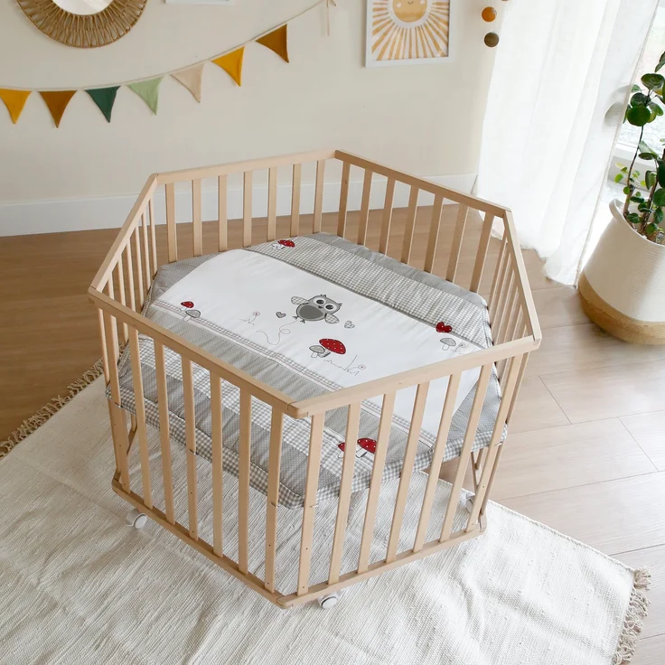 roba Laufgitter 'Adam & Eule' - Laufstall 6-eckig / hexagonal - Sicheres Spielgitter inkl. Schutzeinlage - Mobil dank Rollen - Holz natur – Bild 2