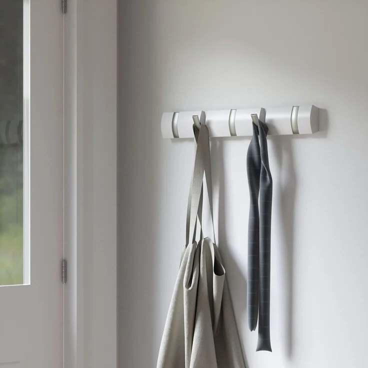 Umbra Flip 5 Garderobenhaken – Moderne, Schlichte und Platzsparende Garderobenleiste mit 5 Beweglichen Haken für Jacken, Mäntel, Schals, Handtaschen und Mehr, Hochglanz Weiß – Bild 5