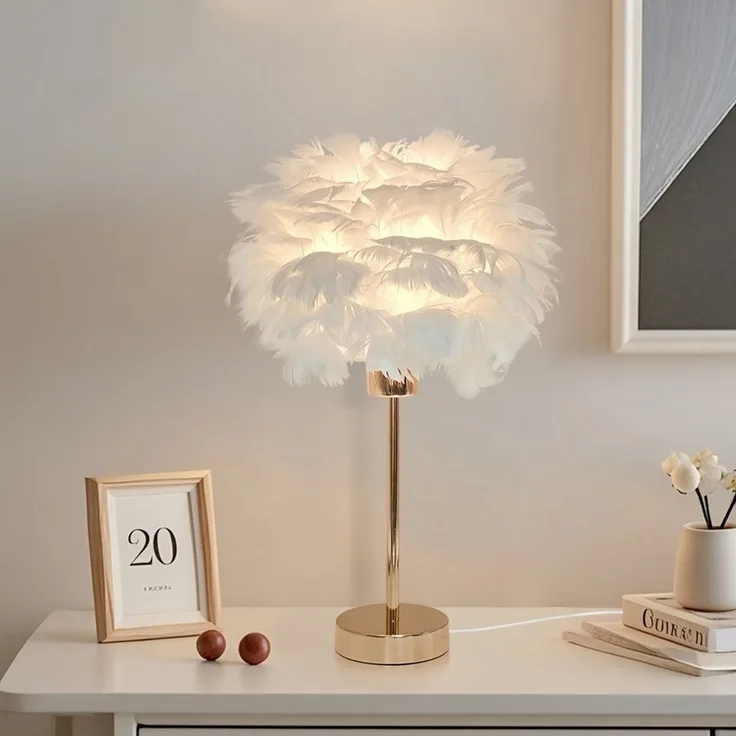 JDONG Tischleuchte Weiße kunstliche Feder, Deko Lampe Wohnzimmer 30/35cm, E27, 3000K Warmweiß, Nachttischlampe mit goldenem Sockel, Feder-Tischleuchte