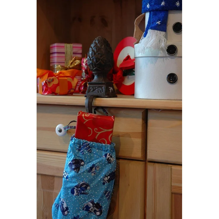 Esschert Design Weihnachtsstrumpfhalter Tannenzapfen Gusseisen braun – Bild 3