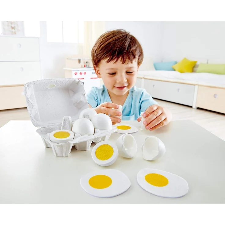 Hape E3156 - Eierkarton, mit 6 Eiern (drei hartgekochte Eier und drei Spiegeleier), Küchenspielzeugzubehör, Kaufladenzubehör – Bild 5