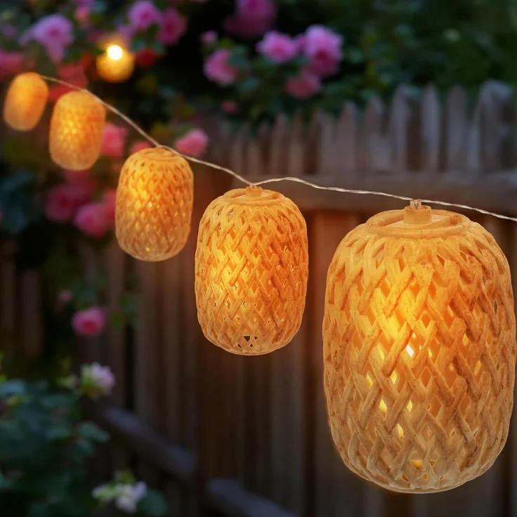 Spetebo LED-Lichterkette Solar Deko Beleuchtung mit 10 ovalen Lampions in Rattan Optik - 450 cm, 10-flammig, mit integriertem Akku – Bild 1