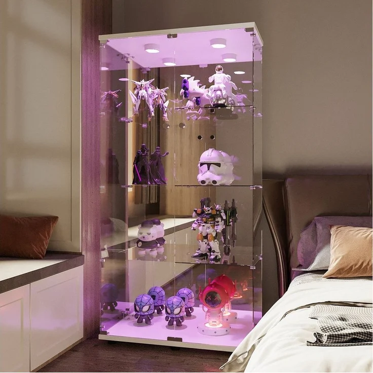 FUROKOY Glasvitrine Standvitrine, Modern Glas Vitrinenschrank (4 Lagen Glasvitrine mit 2 Glastür, Sammlervitrine, für Sammlerstücke Bücher Wein, mit Licht, weiß) – Bild 1