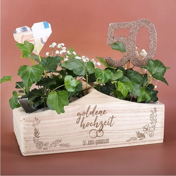 Herz & Heim Geschenkbox Pflanzkorb aus Holz mit Motiv zum Hochzeitsjubiläum, mit Holzgriff – Bild 2