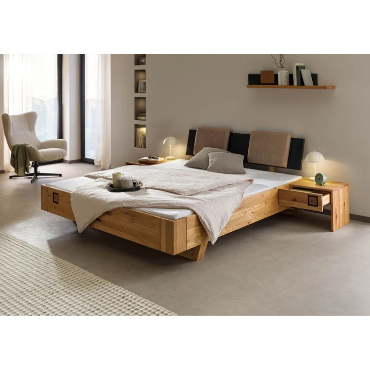 Bett inkl. Nachttische und Kopfteilkissen taupe Wildeiche 160x200x86 natur geölt/lackiert KITZBÜHEL #169 – Bild 4