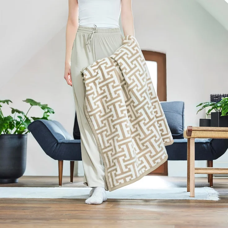 Wohndecke Jacquard Decke Cambridge, IBENA, mit schlichtem Labyrinth-Monogramm – Bild 7