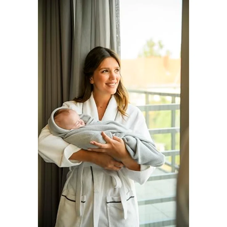MoMi Kinder- und Babydecke HUG, 80x110 cm, Kuscheldecke aus 50% Baumwolle mit 50% Bambusfasern, Strickdecke ideal für Buggy, Kinderwagen und Babybett – Bild 16