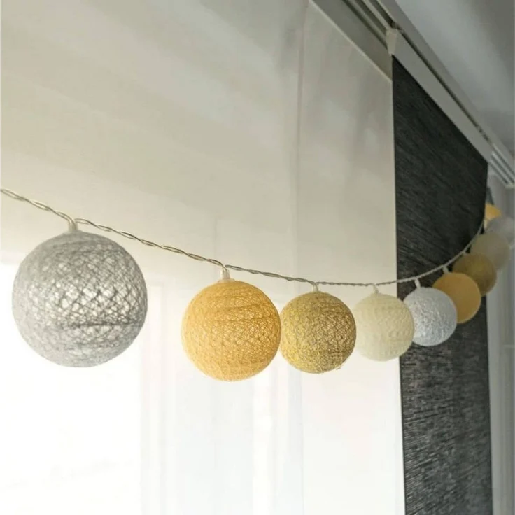 K&L Wall Art LED-Lichterkette Cotton Ball Kinderzimmer Lichterkette 20 LED Deko Kugeln aus Baumwolle, 20-flammig, Gelb Gold Silber Farbton – Bild 5