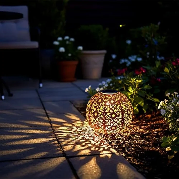 Spetebo LED Solarleuchte Solar Gartenkugel aus Metall in Rost-Optik - 20 cm, mit Einschaltautomatik, LED fest integriert, warm weiß, LED Garten Deko Kugel Leuchte mit Erdspieß – Bild 6