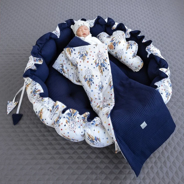 Loolay Bettnestchen Zweiseitig ENGELSNEST XXL Premium WAFFELPIQUE + Decke + Kissen, (Waffepique DUNKELBLAU/ Traumfänger ECRU Ausstattung SET, 2-tlg, Babynestchen Waffel Baumwolle BABYNEST Krabbeldecke Reisebett), Babynestchen Waffel Baumwolle BABYNEST ... – Bild 1