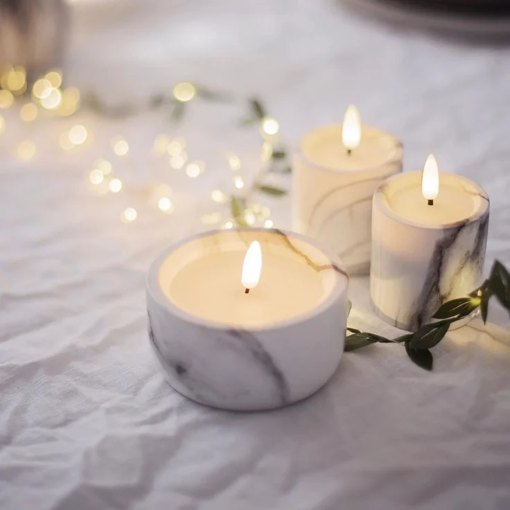 Beton-Kerze ,Flamme Marble', Votivkerze in Marmor-Optik, Batterie + Timer, warmweiß, H 10cm – Bild 3