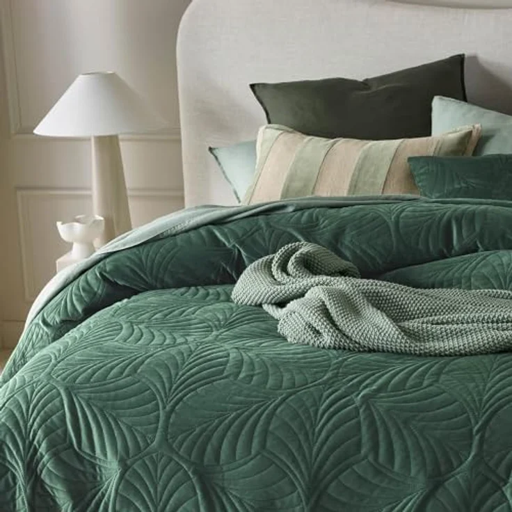 ROOM99 Feel Elegante Tagesdecke in Dunkelgrün 170x210 cm Vielseitige Wohndecke Bettüberwurf oder Sofaüberwurf Überwurfdecke für Bett und Sofa Steppdecke Stil Ideal als Bedspread Velvet Samt – Bild 5