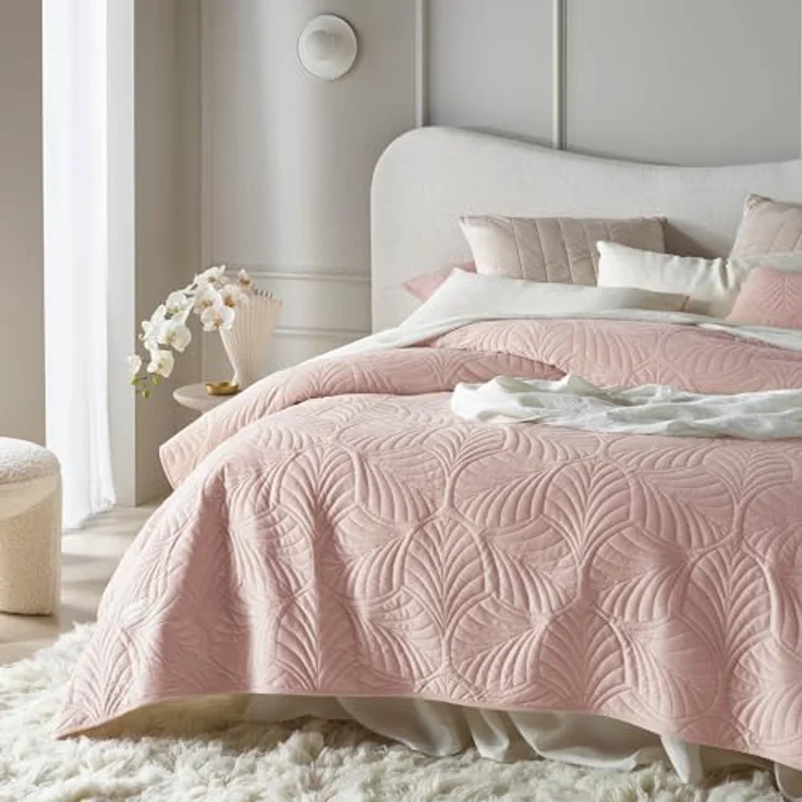 ROOM99 Feel Elegante Tagesdecke in Puderrosa 200x220 cm Vielseitige Wohndecke Bettüberwurf oder Sofaüberwurf Überwurfdecke für Bett und Sofa Steppdecke Stil Ideal als Bedspread Velvet Samt – Bild 3
