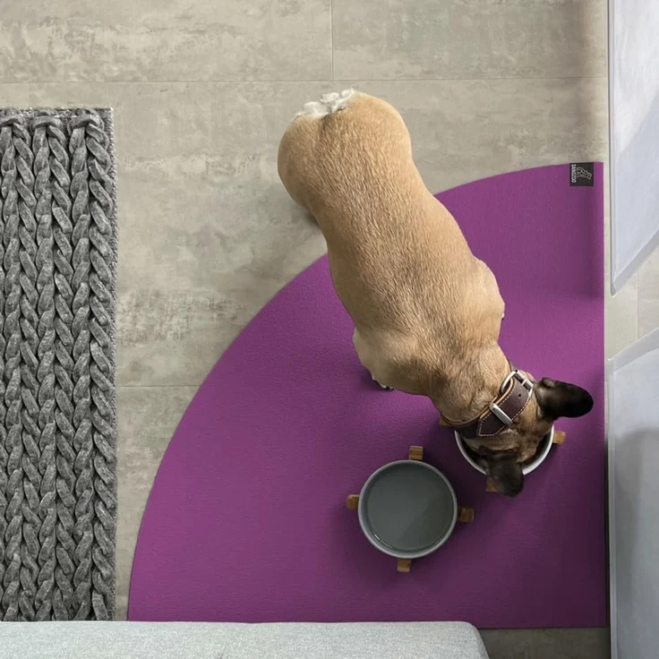 SanoZoo® - Napfunterlage, Öko-TEX - Made in Germany - rutschfeste Futtermatte für Hunde & Katzen, Eckrund 60x60 cm Pflaume – Bild 2